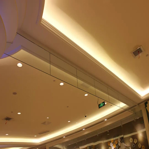 擋煙垂壁多少錢(qián)一平方米(圖1) 吊頂下安裝玻璃擋煙垂壁.jpg